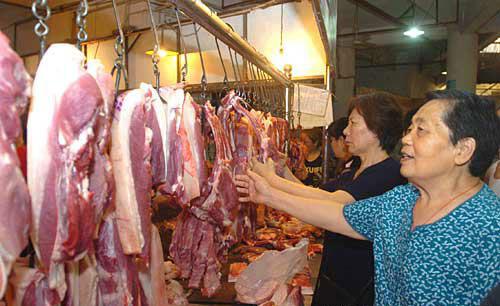 图为8月9日,市民在"零利肉"销售点选购猪肉.