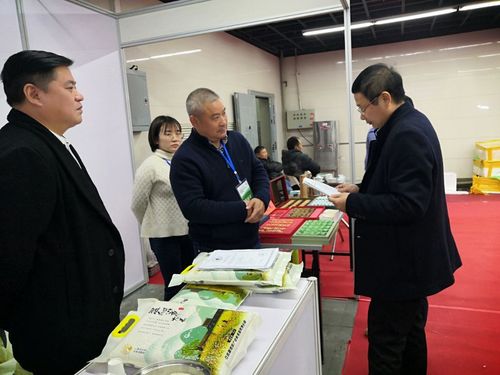 上饶市农业农村局副局长吕文生亲自到展会现场,关心农产品销售情况并