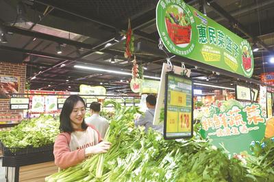 4月29日,阜阳市民在淮河路万家福超市设立的